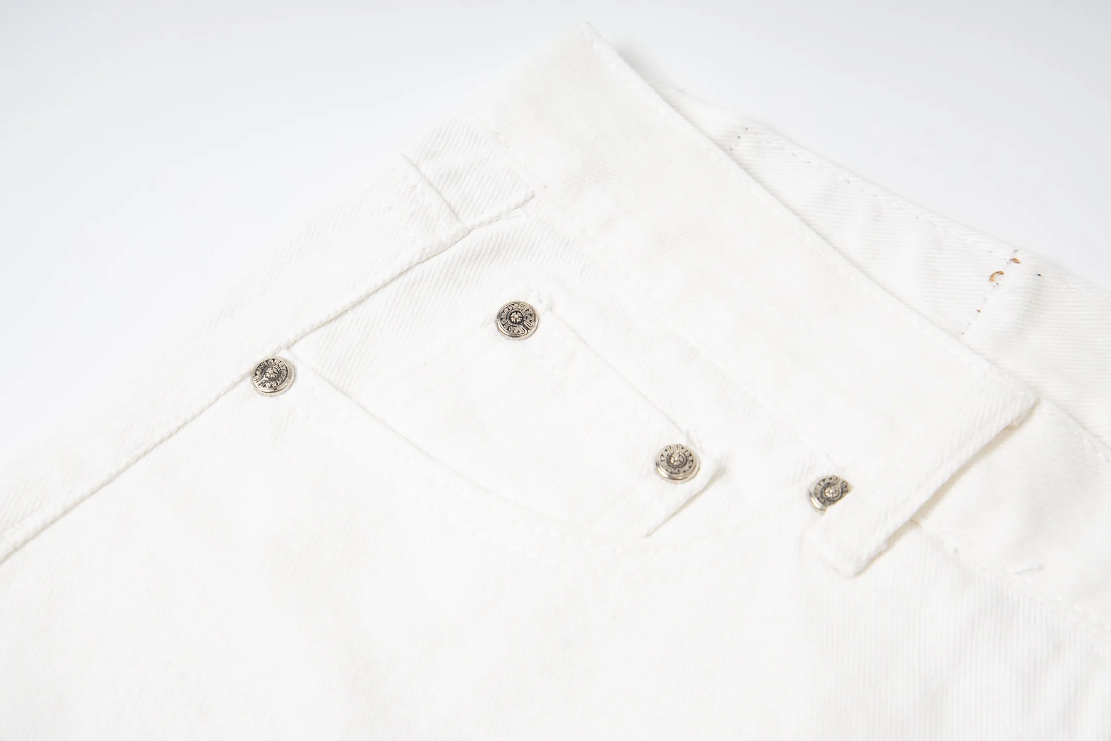 P240 Chrome Hearts & Chrome Hearts high street jeans with leopard print and vintage graffiti paintings on a white background. Chrome Hearts are the most popular pants in color. Made of beaded canvas fabric, heavy washing makes the upper body of the fabric more textured and the pants are tall and straight! The three-dimensional cutting of the whole trousers is a masterpiece! The hardware is customized by zp. The beaded canvas fabric is thick and soft after being washed. It has good breathability. Customized small leather label. Unique design. The details are simple and elegant, and the workmanship is exquisite. The whole trousers are neatly routed and the details are in place! Trendy people have been disappointed. From the quality selection of fabrics, the tailoring of details, and the matching of patterns, everything is impeccable! The upper body is so handsome when worn...it can be easily worn by men, women and children! The craftsmanship is made of heavy-duty washed pure cotton denim fabric. After washing, it is soft and thick. It is very stylish when worn on the body. Style number: 1782# Color: white Size: 28 30 32 34 (S-XL)